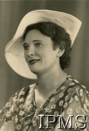 Przed 1945, brak miejsca. 
Portret kobiety w kapeluszu, na odwrocie dedykacja: 