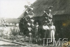 1945, Rongai, Kenia. 
Osiedle dla polskich uchodźców. Mieszkańcy osiedla przy słonecznikach.
Fot. NN, kolekcja: Osiedla polskie w Afryce, Instytut Polski i Muzeum im. gen. Sikorskiego w Londynie
