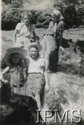 1945-1947, Rongai, Kenia. 
Osiedle dla polskich uchodźców. Dziewczyny na wycieczce nad górską rzeką. Podpis na odwrocie: 