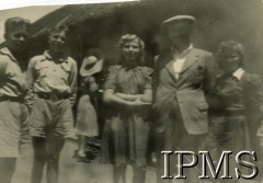 1945-1947, Rongai, Kenia. 
Osiedle dla polskich uchodźców. Wizytacja delegata Ministerstwa Wyznań Religijnych i Oświecenia Publicznego - Szczepańskiego.
Fot. NN, kolekcja: Osiedla polskie w Afryce, Instytut Polski i Muzeum im. gen. Sikorskiego w Londynie