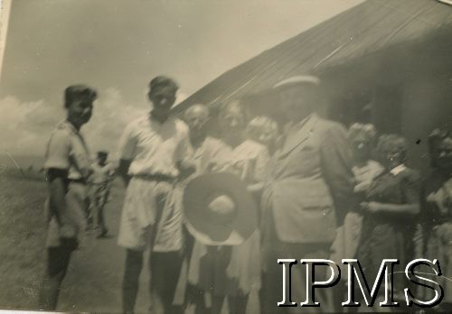 1945-1947, Rongai, Kenia. 
Osiedle dla polskich uchodźców. Wizytacja delegata Ministerstwa Wyznań Religijnych i Oświecenia Publicznego - Szczepańskiego.
Fot. NN, kolekcja: Osiedla polskie w Afryce, Instytut Polski i Muzeum im. gen. Sikorskiego w Londynie