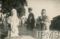 1945-1947, Rongai, Kenia. 
Osiedle dla polskich uchodźców. Pożegnanie siostry Alfonsy (stoi z lewej). 
Fot. NN, kolekcja: Osiedla polskie w Afryce, Instytut Polski i Muzeum im. gen. Sikorskiego w Londynie
