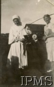 1945-1947, Rongai, Kenia. 
Osiedle dla polskich uchodźców. Pożegnanie siostry Alfonsy, zakonnica w towarzystwie M. Kułakowskiej.
Fot. NN, kolekcja: Osiedla polskie w Afryce, Instytut Polski i Muzeum im. gen. Sikorskiego w Londynie