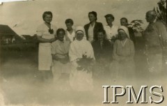 1945-1947, Rongai, Kenia. 
Osiedle dla polskich uchodźców. Pożegnanie siostry Alfonsy (siedzi 2. z lewej).
Fot. NN, kolekcja: Osiedla polskie w Afryce, Instytut Polski i Muzeum im. gen. Sikorskiego w Londynie