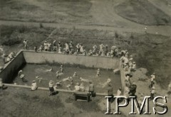 1946, Rongai, Kenia. 
Osiedle dla polskich uchodźców. Mieszkańcy osiedla przy basenie.
Fot. NN, kolekcja: Osiedla polskie w Afryce, Instytut Polski i Muzeum im. gen. Sikorskiego w Londynie