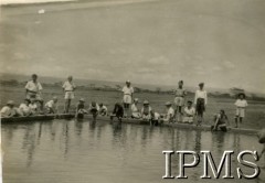 1945, Rongai, Kenia. 
Osiedle dla polskich uchodźców. Młodzież z osiedla nad basenem.
Fot. NN, kolekcja: Osiedla polskie w Afryce, Instytut Polski i Muzeum im. gen. Sikorskiego w Londynie