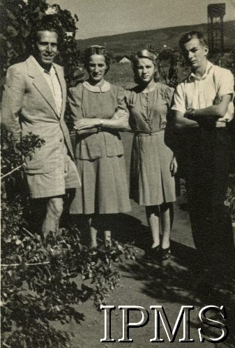 1945-1947, Rongai, Kenia. 
Osiedle dla polskich uchodźców. Grupa osób w towarzystwie Włocha, 2. z lewej stoi M. Kułakowska.
Fot. NN, kolekcja: Osiedla polskie w Afryce, Instytut Polski i Muzeum im. gen. Sikorskiego w Londynie