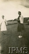 1945-1947, Rongai, Kenia. 
Osiedle dla polskich uchodźców. Z prawej stoi M. Kułakowska.
Fot. NN, kolekcja: Osiedla polskie w Afryce, Instytut Polski i Muzeum im. gen. Sikorskiego w Londynie