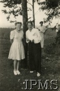 13.04.1947, Kenia. 
Wycieczka mieszkańców osiedla dla polskich uchodźców w Rongai na krater Menengai, odpoczynek w lasku eukaliptusowym, z prawej stoi M. Kułakowska.
Fot. NN, kolekcja: Osiedla polskie w Afryce, Instytut Polski i Muzeum im. gen. Sikorskiego w Londynie