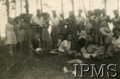 13.04.1947, Kenia. 
Mieszkańcy osiedla dla polskich uchodźców w Rongai podczas wycieczki na krater Menengai.
Fot. NN, kolekcja: Osiedla polskie w Afryce, Instytut Polski i Muzeum im. gen. Sikorskiego w Londynie