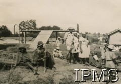 1945-1947, Rongai, Kenia. 
Osiedle dla polskich uchodźców. Grupa Kenijczyków.
Fot. NN, kolekcja: Osiedla polskie w Afryce, Instytut Polski i Muzeum im. gen. Sikorskiego w Londynie