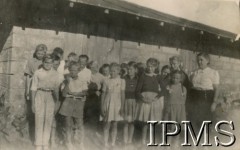 1945-1947, Kenia.
Grupa mieszkańców osiedla dla polskich uchodźców w Rongai na wycieczce.
Fot. NN, kolekcja: Osiedla polskie w Afryce, Instytut Polski i Muzeum im. gen. Sikorskiego w Londynie