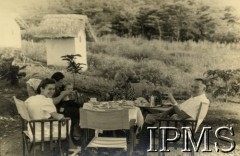 1944-1945, Morogoro, Tanganika (obecnie Tanzania).
Osiedle dla polskich uchodźców. Rodzina na tarasie podczas posiłku. 
Fot. NN, kolekcja: Osiedla polskie w Afryce, Instytut Polski i Muzeum im. gen. Sikorskiego w Londynie