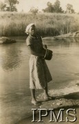 1943-1946, Rusape, Rodezja Południowa.
Młoda mieszkanka wioski z okolic osiedla dla polskich uchodźców. Podpis oryginalny: 