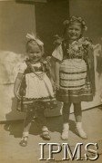 1943-1946, Rusape, Rodezja Południowa.
Osiedle dla polskich uchodźców. Dziewczynki w strojach ludowych. Podpis oryginalny: 
