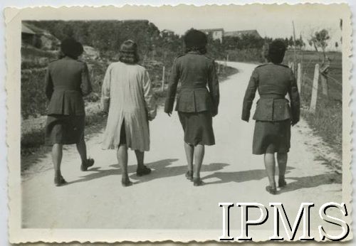 1944-1945, Włochy.
Ochotniczki Pomocniczej Służby Kobiet na spacerze. Podpis oryginalny: 