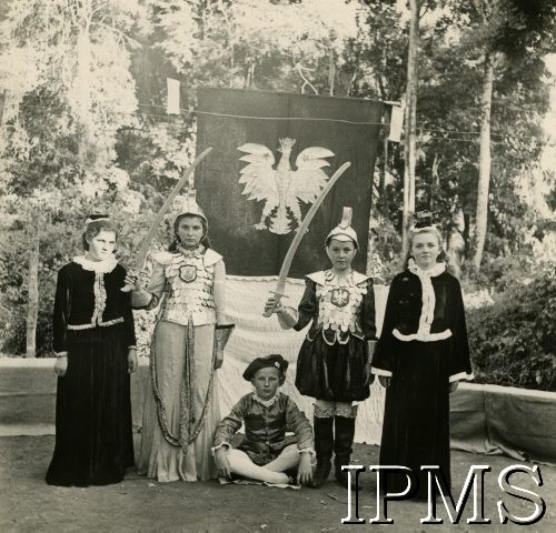 11.11.1944, Tengeru, Tanganika.
Dzieci biorące udział w przedstawieniu. Oryginalny podpis na odwrocie zdjęcia: 