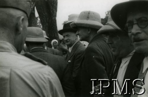 1.05.1943, Masindi, Uganda.
Minister skarbu Henryk Strasburger (w ciemnym kapeluszu) w osiedlu polskich uchodźców.
Fot. Jan Chmieliński, Instytut Polski i Muzeum im. gen. Sikorskiego w Londynie