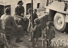 1944, Włochy.
Żołnierze 2 Korpusu i włoskie dzieci.
Fot. NN, Instytut Polski im. Gen. Sikorskiego w Londynie [Album nr 5/B1]