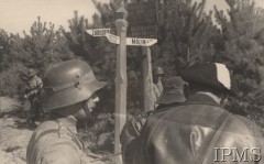 Wrzesień 1938, gmina Malin, pow., Dubno, Wołyń, Polska.
Żołnierze na leśnej drodze obok drogowskazu: 