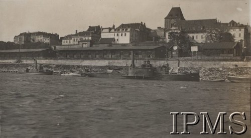 Przed 1939, Toruń, Polska.
Wiślane nabrzeże, na pierwszym planie barka 