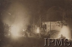 1915, Smolarnia, Wołyń
Żołnierze 2 Pułku Piechotu Legionów siedzący przy ognisku, oryginalny podpis: 
