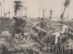 1915, brak miejsca.
Żołnierze Legionów łapiący pchły. Oryginalny podpis: 