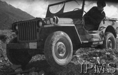 Maj 1944, okolice Cassino, Włochy.
Bitwa pod Monte Cassino, samochód 2 Korpusu jadący zniszczoną drogą.
Fot. S. Gliwa, Instytut Polski im. Gen. Sikorskiego w Londynie [album negatywowy]

