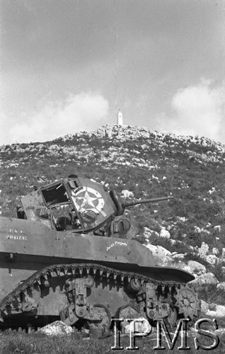 Maj 1944, okolice Cassino, Włochy.
Bitwa pod Monte Cassino, zniszczony amerykański czołg Sherman 