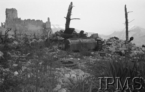 Maj 1944, okolice Cassino, Włochy.
Bitwa pod Monte Cassino, zniszczony czołg stojący wśród ruin.
Fot. S. Gliwa, Instytut Polski im. Gen. Sikorskiego w Londynie [album negatywowy]

