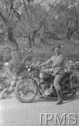 Maj 1944, Cassino, Włochy.
Bitwa pod Monte Cassino, żołnierz 2 Korpusu na motocyklu.
Fot. T. Szumański, Instytut Polski im. Gen. Sikorskiego w Londynie [album negatywowy nr 105]

