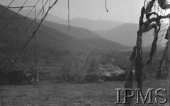 Maj 1944, Cassino, Włochy.
Bitwa pod Monte Cassino, namioty przykryte siatką maskującą.
Fot. T. Szumański, Instytut Polski im. Gen. Sikorskiego w Londynie [album negatywowy nr 105]

