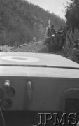 Maj 1944, Cassino, Włochy.
Bitwa pod Monte Cassino, samochody Czerwonego Krzyża jadące górską drogą.
Fot. T. Szumański, Instytut Polski im. Gen. Sikorskiego w Londynie [album negatywowy nr 105]


