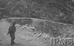 Maj 1944, Cassino, Włochy.
Bitwa pod Monte Cassino, fragment umocnionej górskiej drogi, na pierwszym planie żołnierz 2 Korpusu.
Fot. T. Szumański, Instytut Polski im. Gen. Sikorskiego w Londynie [album negatywowy nr 105]


