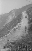 Maj 1944, Cassino, Włochy.
Bitwa pod Monte Cassino, samochody terenowe jadące górską drogą.
Fot. T. Szumański, Instytut Polski im. Gen. Sikorskiego w Londynie [album negatywowy nr 105]

