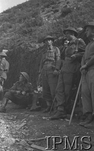 Maj 1944, Cassino, Włochy.
Bitwa pod Monte Cassino, żołnierze 2 Korpusu stojący na górskiej drodze.
Fot. T. Szumański, Instytut Polski im. Gen. Sikorskiego w Londynie [album negatywowy nr 105]

