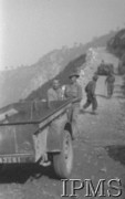 Maj 1944, Cassino, Włochy.
Bitwa pod Monte Cassino, przeczepa stojąca na drodze, w tle żołnierze 2 Korpusu.
Fot. T. Szumański, Instytut Polski im. Gen. Sikorskiego w Londynie [album negatywowy nr 105]

