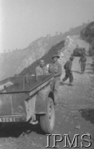 Maj 1944, Cassino, Włochy.
Bitwa pod Monte Cassino, przeczepa stojąca na drodze, w tle żołnierze 2 Korpusu.
Fot. T. Szumański, Instytut Polski im. Gen. Sikorskiego w Londynie [album negatywowy nr 105]

