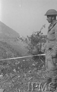 Maj 1944, Cassino, Włochy.
Bitwa pod Monte Cassino, żołnierz 2 Korpusu stojący na drodze.
Fot. T. Szumański, Instytut Polski im. Gen. Sikorskiego w Londynie [album negatywowy nr 105]


