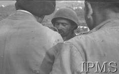 Maj 1944, Cassino, Włochy.
Bitwa pod Monte Cassino, trzej żołnierze 2 Korpusu. 
Fot. T. Szumański, Instytut Polski im. Gen. Sikorskiego w Londynie [album negatywowy nr 105]

