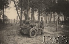 Czerwiec 1941, brak miejsca.
Żołnierze I Dywizji Strzelców Górskich oraz motocykl typu BMW R 75 , na którym widoczna jest tzw. 