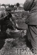 Po 22.06.1941, brak miejsca.
I Dywizja Strzelców Górskich - żołnierze przygotowują jajecznicę. W oddali widoczna jest wiejska zabudowa oraz drzewa.
Fot. NN, Instytut Polski i Muzeum im. gen. Sikorskiego w Londynie