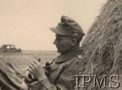Po 22.06.1941, brak miejsca.
I Dywizja Strzelców Górskich - oparty o stóg siana żołnierz spożywa posiłek. Do czapki żołnierza przytwierdzona jest tzw. 