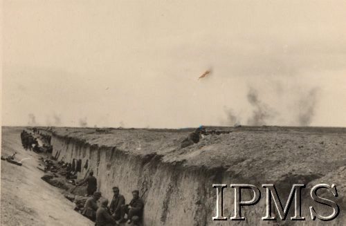Po 22.06.1941, brak miejsca.
I Dywizja Strzelców Górskich - żołnierze przy rowie przeciwczołgowym. Widoczne są stanowiska ciężkich karabinów maszynowych MG-34. W oddali unosi się dym spowodowany przez działania wojenne. 
Fot. NN, Instytut Polski i Muzeum im. gen. Sikorskiego w Londynie