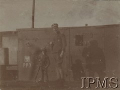 Wiosna 1919, Przemyśl.
Wojna polsko-ukraińska. Chłopiec z karabinem i żołnierz z załogi pociągu pancernego P.P.3, 