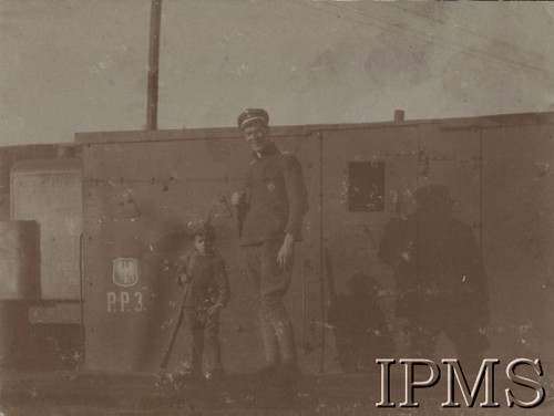 Wiosna 1919, Przemyśl.
Wojna polsko-ukraińska. Chłopiec z karabinem i żołnierz z załogi pociągu pancernego P.P.3, 