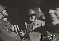 1940, brak miejsca.
Polscy żołnierze na pokładzie okrętu, podpis oryginalny: 