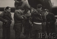 Lipiec 1942, Anglia, Wielka Brytania.
Polskie Siły Powietrzne w Wielkiej Brytanii - lotnicy 304 Polskiego Dywizjonu Bombowego 