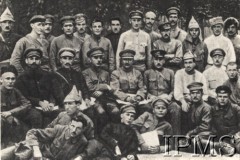 1918-1920, brak miejsca.
Grupa czerwonoarmistów, trzej żołnierze mają na głowach charakterystyczne czapki 