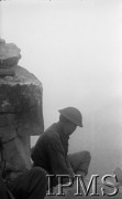 Maj 1944, San Angelo, Włochy.
Żołnierz siedzący na skale.
Fot. kpt. Zajączkowski, Instytut Polski im. Gen. Sikorskiego w Londynie [album negatywowy L-I Monte Cassino] - płachta 41